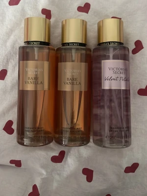 Victoria's Secret Bare Vanilla & Velvet Petals - 90% i alla tre flaskor, säljer för 400 för ALLA tillsammans 