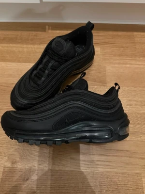 Nike Air Max 97 Triple Black sneakers - Nyskick m, prövade 2 gånger, luktar som nya skor gör. storlek 40,5. Självklart orginal vara. 