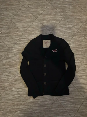 Vintage Hollister kofta - Snygg kofta från hollister. Plagget är vintage som är eftertraktad i nuläget. Skicket är 10/10. Storleken är S. Startpriset börjar på 599 men kan diskuteras😊😊