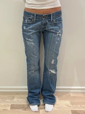 Abercrombie & fitch lågmidjade jeans  - storlek 6L ~ M tall. Observera, jag är 165 på bild och brukar ha XS, därav svårt att visa förväntad passform. Rakt över midjemått: 40cm. Innebenslängd: 84cm. Frakt inom 24h. Se liknande plagg i min profil!