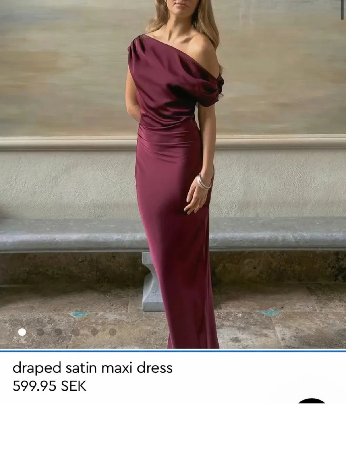 SÖKER Vinröd offshoulder satinklänning