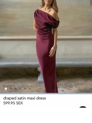 SÖKER Vinröd offshoulder satinklänning - Söker denna klänning från Gina i storlek 36 eller 38. Kan betala upp mot 1500kr
