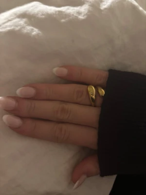 Guldring  - Ascool guldring. Helt rostfri, i nyskick och justerbar. Skriv till mig vid fler frågor/bilder❤️