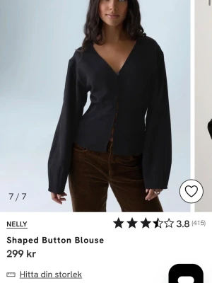 Svart figursydd blus - Svart figursydd blus från Nelly som är helt oanvänd med prislapp kvar