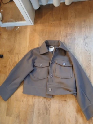 Brun kappa gina tricot 146-152 - Brun vår kappa från gina tricot 146-152 endast använd 3 gånger pris kan diskuteras och kontakta vid frågor💞