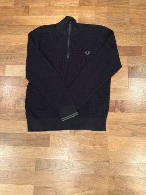 Svart 1/3 sip tröja  - Använt 1 gång vill bli av me den. Pris kan diskuteras 