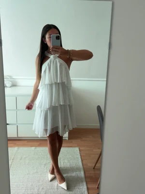 Studentklänning  - Jätte söt student klänning storlek 36 från vero Moda, aldrig använd då jag hade på mig en annan förra året🌸Säljer för 600kr💞