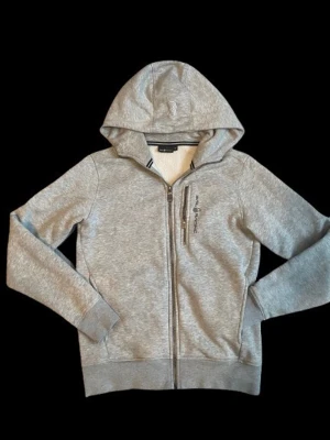 Äkta Sail racing zip up - Säljer min grå Sail racing zip up köpte den i julas men den passade inte efter tvätt. Den är i nytt skick köpte den för cirka 1200kr från originala Sail racing hemsida. Skriv till mig om du vill ha mer bilder på den ge gärna prisförslag också. Fraktar inom 1-2 dagar🚚📦