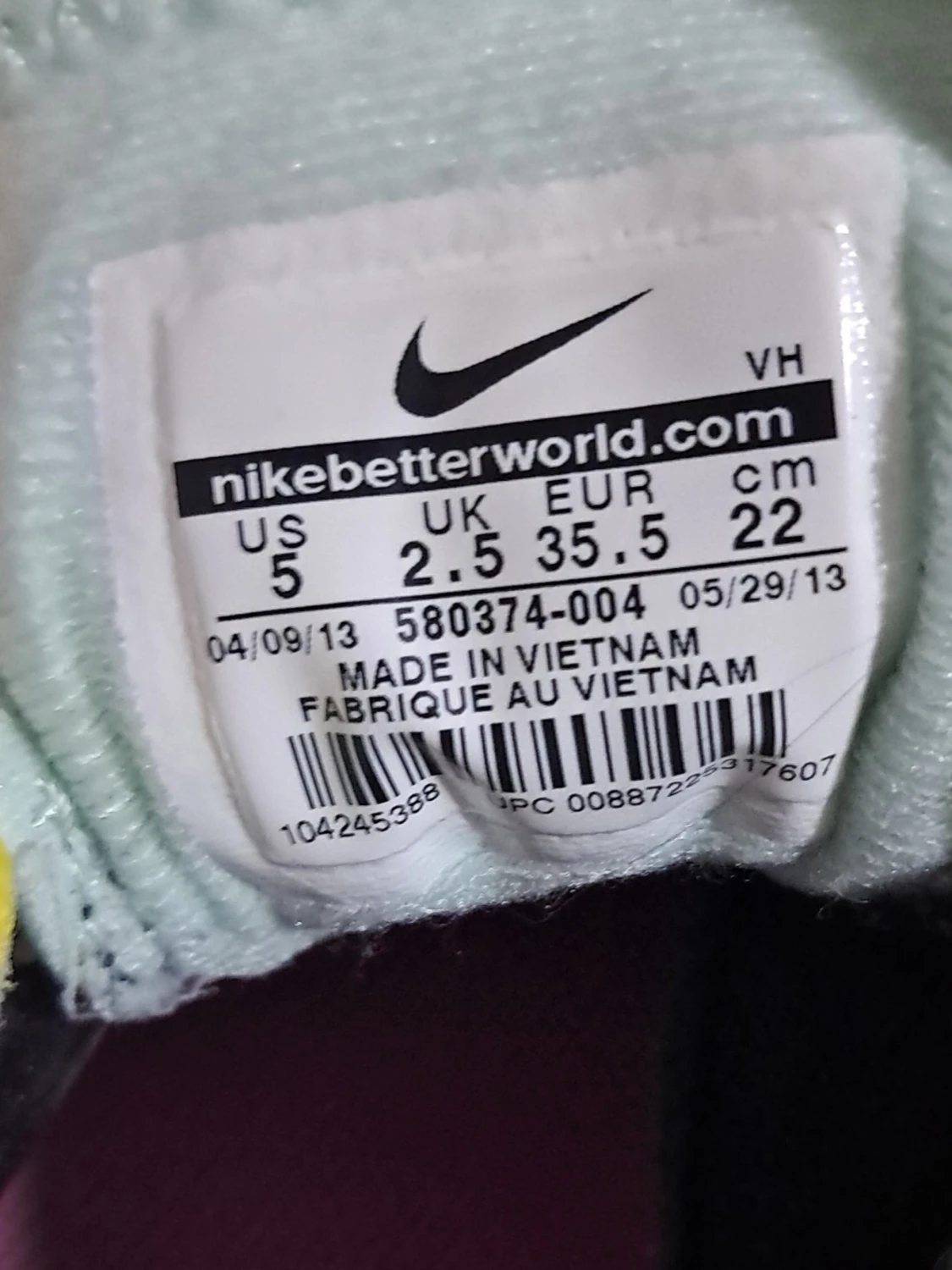 Nike svarta sneakers med gula detaljer - 2