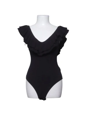 Svart body med volanger💕 - Såå snygg svart body med volang, kommer inte till användning💓Perfekt till fest, eller vardagliga tillfällen😃