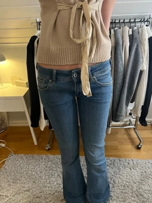 Lågmidjade bootcut jeans från Pepe jeans - Snygga blå bootcut jeans från Pepe jeans med klassisk femficksdesign och vågig brodyr på bakfickorna. Jeansen har en såå fin låg midja❤️Har lite slitningar längst ner på baksidan men är inget man tänker på❤️❤️
