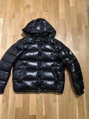 Moncler Jacka - Svart Moncler Maya dunjacka för män storlek S, i toppskick. Den är perfekt för vilken outfit som helst, oavsett tillfälle. Loggan på armen är redo för scanning. Hör av er vid intresse/funderingar.  PRIS KAN DISKUTERAS!