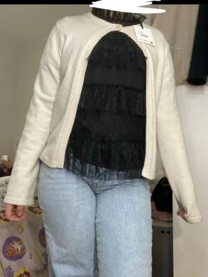 Kortarmad spetsblus - Kortarmad spetsblus. Helt ny mad lapp på. Jättefin nu inför våren och sommaren💗