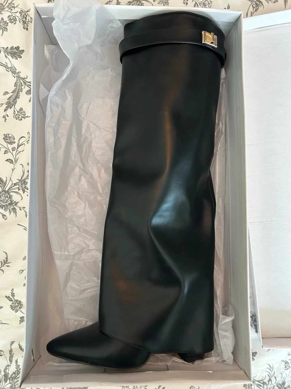 Svarta höga boots med spetsig tå