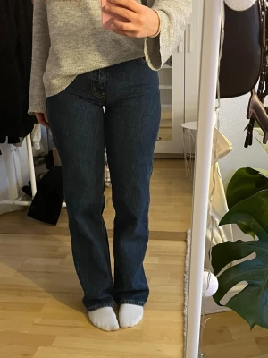 Mörkblå Low Straight Jeans  - Säljer dessa mörkblå jeans från Gina Tricot i modellen Low Straight, storlek 34 💙Endast använda ett fåtal gånger. Kunde inte hitta bilder på deras hemsida i samma färg, så bilderna på de ljusa jeansen är endast för att visa passformen🥰Nypris 500