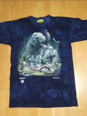 Melerad Elefant T-Shirt | L - XL | Retro Y2K - T-Shirt med Elefanter tryck på framsidan.  Singapore Zoological Gardens / Planet Earth Står medium men mer som L-XL (Mått finns på bilderna!) 100% bomull.  Se bilder.