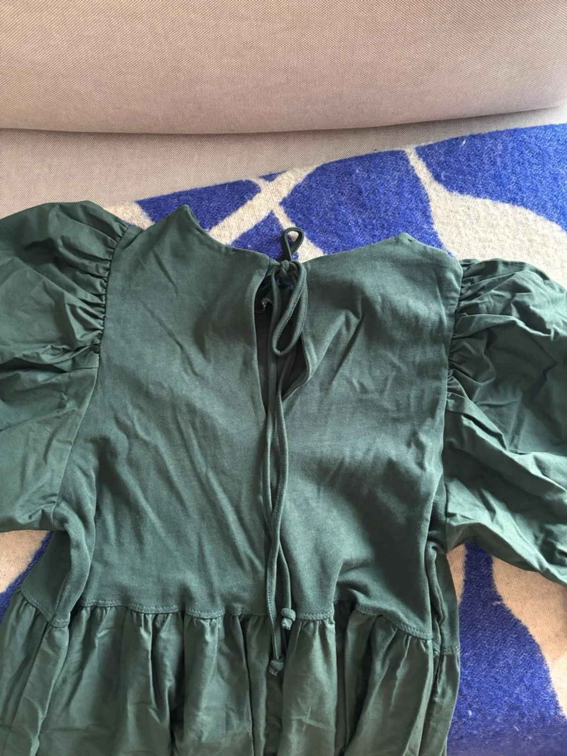 Mörkgrön volangklänning med puffärm - 2