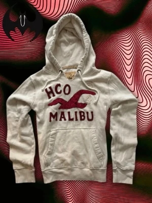 Vintage Vit Hollister Hoodie - Vit Hollister Hoodie | mycket bra skick | Size M/L | Längd: 66cm Bröstvidd: 58cm Armlängd: 70cm | Modell, 178cm 60kg | Lägg endast bud med avsikt att köpa, inga fördröjning! | Pris är inte hugget i sten!