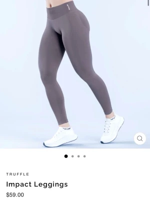 Dfyne impact tights - Supersnygga dfyne impact tights i färgen tryffle. Strl xs. Jättebra skick. Nästan oanvända. Tillverkade i stretchigt material som formar sig efter kroppen och ger en smickrande siluett. Perfekta för träning eller chill. 