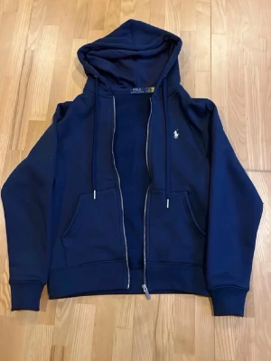 Mörkblå hoodie från Polo Ralph Lauren - Helt ny, passar för S/M, Riktigt fräsch och inga hål,, trådar någonstans-kan skicka fler bilder. 