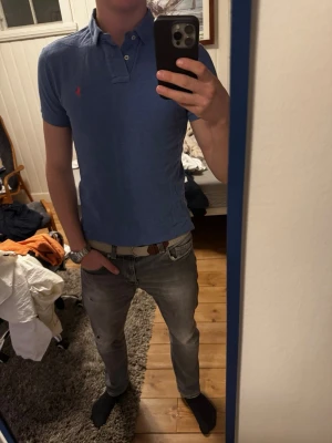 Ralph Lauren Piké - Snygg blå Ralph Lauren piké | Kanon skick | Modellen på bilden är 182 och väger 70 kg | P046