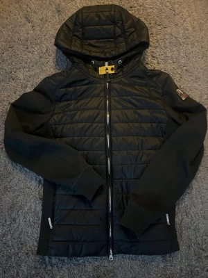 Parajumer cardigan  - Säljer min cardigan då den blivit liten för mig, den är i sjukt bra skick har inge hål eller något trasigt på den, det står att det är en storlek L men den passar mer som S. Priset kan såklart diskuteras, hör av dig om det är något du undrar!