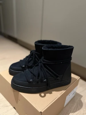 Helt nya Inuikii boots - Helt nya och oanvända. Nypris 3000kr. Inuikii rekommenderar själva att man går upp en storlek. Så har du 38 i storlek så kommer 39 i dessa passa perfekt. 