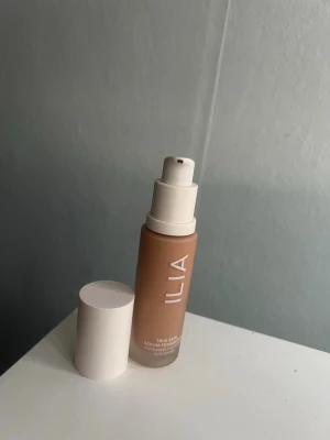 Ilia serum foundation  - Säljer min ILIA True Skin Serum Foundation i nyans SF3 Texel. Produkten är helt oanvänd, endast testad en gång – säljs på grund av fel färg för mig. ✔️ Lätt, naturlig finish ✔️ Serumfoundation som jämnar ut hudtonen och ger lyster  ✔️ Originalpris ca 699 kr på sephora Pris: 300 kr 