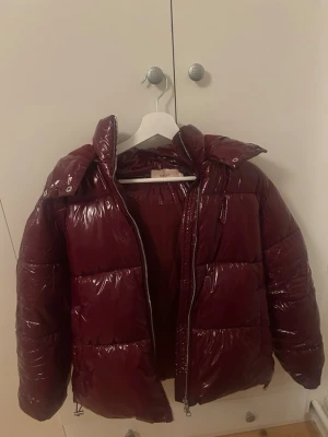 Everyday shiny puffer jacket NELLY - En vinröd puffer jacket från Nelly i strl S. Använd ett fåtal gånger. Köptes för 799, säljer för 420 kr. 