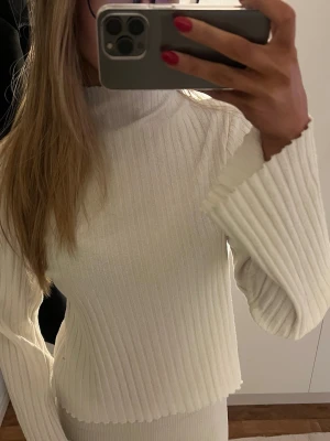 Vit långärmad tröja  - En söt vit långärmad tröja🩷
