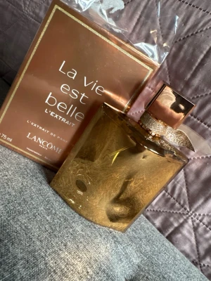 La Vie Est Belle L'Extrait parfym - Jag säljer parfym som på bilden. Jag rekommenderar den starkt. Var försiktig när du handlar. Returer är inte möjliga.