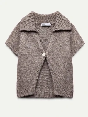 Kortärmad stickad kofta från ZARA - Kortärmad stickad kofta från ZARA i en mjuk, beige-brun nyans. Koftan har en bred krage, ribbade muddar och stängs med en knapp framtill. Perfekt att slänga över en topp för en chill look💖💖