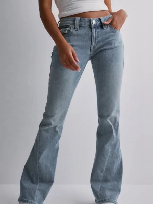 Ljusblå jeans från True Religion - Säljer ett par ljusblå jeans från True Religion med klassisk femficksmodell och snygga detaljer på bakfickan. Jeansen har normal midja, raka ben och är gjorda i mjukt denimtyg. Perfekta för en avslappnad och trendig look.