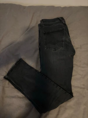 Blågrå Replay Anbass jeans - Replay anbass längd och waist 32, blå grå färg, byxorna är i superbra skick och sparsamt andvända, hör av er vid minsta fråga!