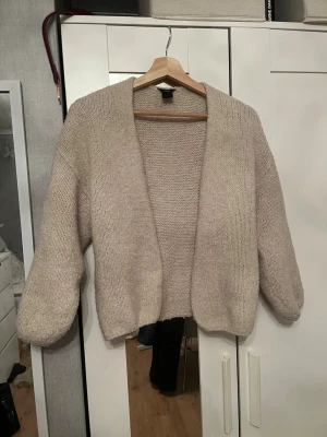 Lindex kofta - Säljer en superfin kofta från Lindex! Koftan är köpt på Vinted men jag har endast använt den 3 gånger och den är fortfarande i fint skick! (Lite nopprig)