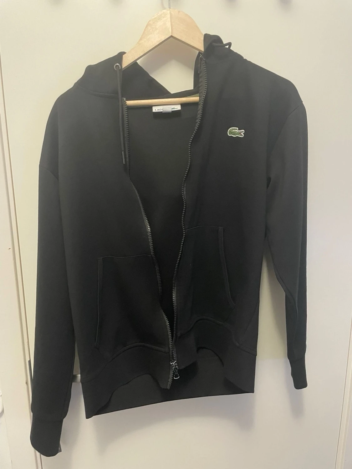 Svart hoodie med dragkedja från Lacoste - 1