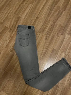 Grå Replay jeans med raka ben - Gråa replay jeans perfekt för dig som är inne i Grish stilen. Pris kan diskuteras vid snabbt köp