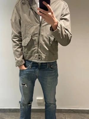 Grå jeans jacka - Model: 183 cm 68kg