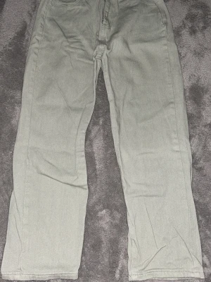 Ljusgröna raka manchesterbyxor - Den passar dig om du är kort , det är storlek är typ runt xs motsatt 36. Jag använde inte det då det var liten för mig. 