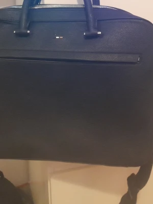 Svart stilren datorväska i läder - Hugo boss äkta lader som ny ungefär 2 manader gammal ord pris 6999 hos hugo boss i nk .