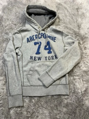 Abercrombie & Fitch hoodie - Säljer denna sällsynta och mycket eftertraktade Abercrombie & Fitch hoodie | Storlek S | Skick 9/10 | Vid eventuella frågor hör gärna av dig och erbjuder bra pris vid köp av bundle 😁✅