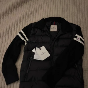 Moncler jacka/cardigan  - Pris kan diskuteras!Jackan är nästan helt ny. Säljer pågrund av jag inte har användning av den nåt mer. Det är storlek M och är rätt i storleken. Riktigt skön å sitter bra. 
