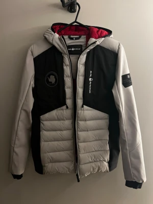 Grå/svart cardigan från sail racing - Tjena! säljer en riktigt schysst cardigan i storlek xs ifrån sail racing perfekt inför våren 