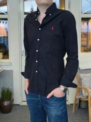 Ralph Lauren skjorta - Mörkblå Ralph Lauren skorta. Självklart äkta. Storlek Medium.