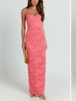 Rosa coral spetsklänning  - En så fin klänning som tyvärr inte passar mig, slutsåld, prislapp kvar. Perfekt för bal 💕