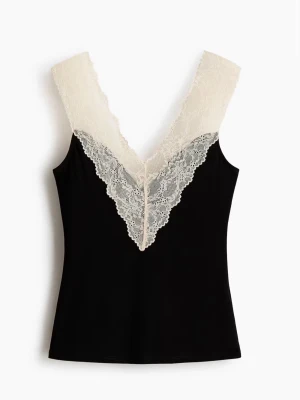 Topp hm - Supersnygg svart linnetopp med breda axelband och djup v-ringning både fram och bak. Toppen har vita spetsdetaljer som ger en romantisk vibe och är perfekt för att lyfta vilken outfit som helst. Aldrig använd 