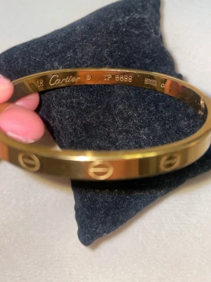  Love armband i guld - Stainless. Helt ny. Finns i guld och rosé guld 