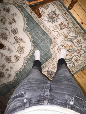 Grå slim fit jeans från Only & Sons - Snygga grå slim fit jeans från Only & Sons med klassisk femficksdesign och knappgylf. Jeansen har en tvättad look och är tillverkade i stretchigt denim för skön passform. Perfekt till den trendiga stilen storlek 170cm-unger 30/30