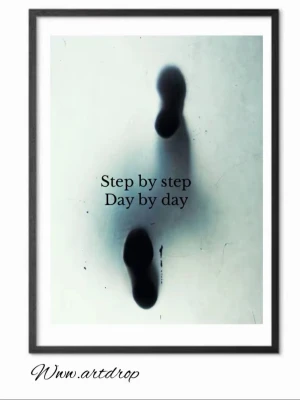 Poster med citat och fotspår - Snygg poster med svartvita fotspår och texten 'Step by step Day by day' i mitten. Motivet har en minimalistisk design och är inramad med en tunn svart ram. Perfekt som väggdekoration för inspiration.