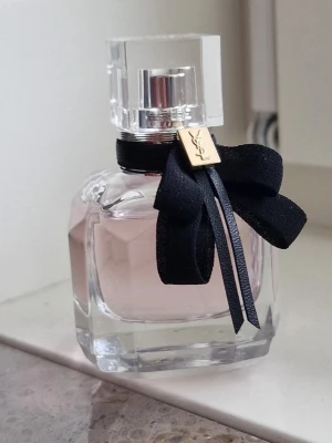 Mon Paris parfym 30 ml - Mon Paris parfym från YSL. Använd ganska lite. 30 ml parfymflaska